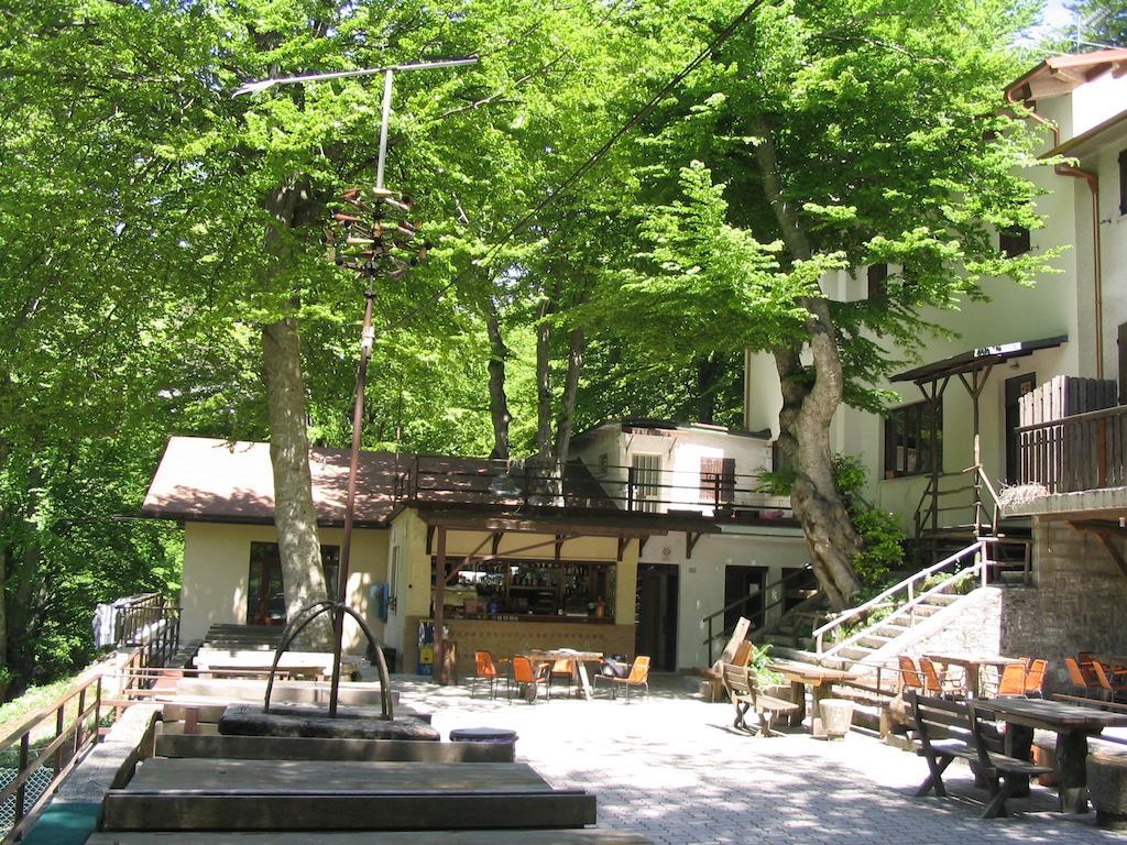 Albergo Ristorante Montecucco Da Tobia Sigillo Exterior photo