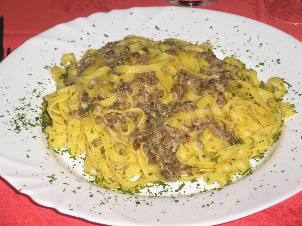 Albergo Ristorante Montecucco Da Tobia Sigillo Exterior photo